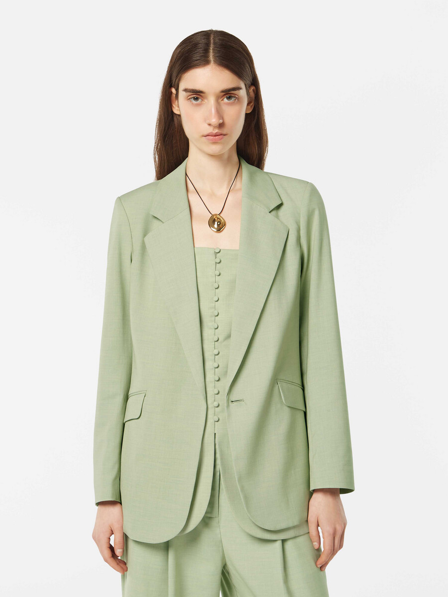 blazer drapeado con cinturón