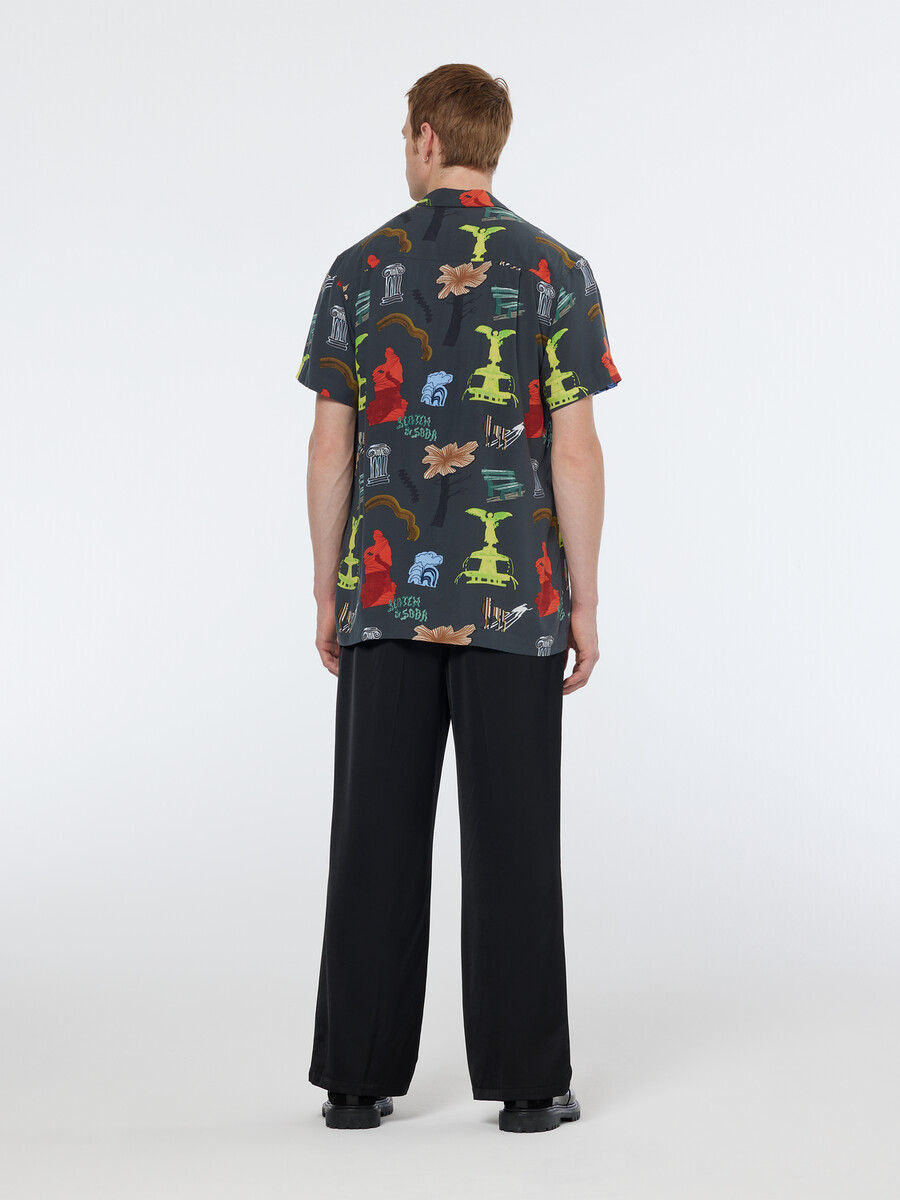 camisa de manga corta con estampado de parque y corte regular