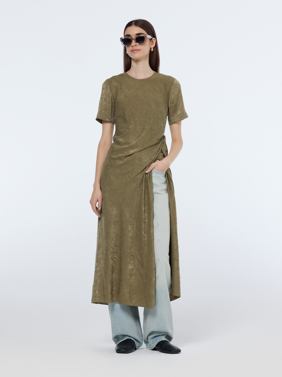vestido cruzado midi de satén arrugado