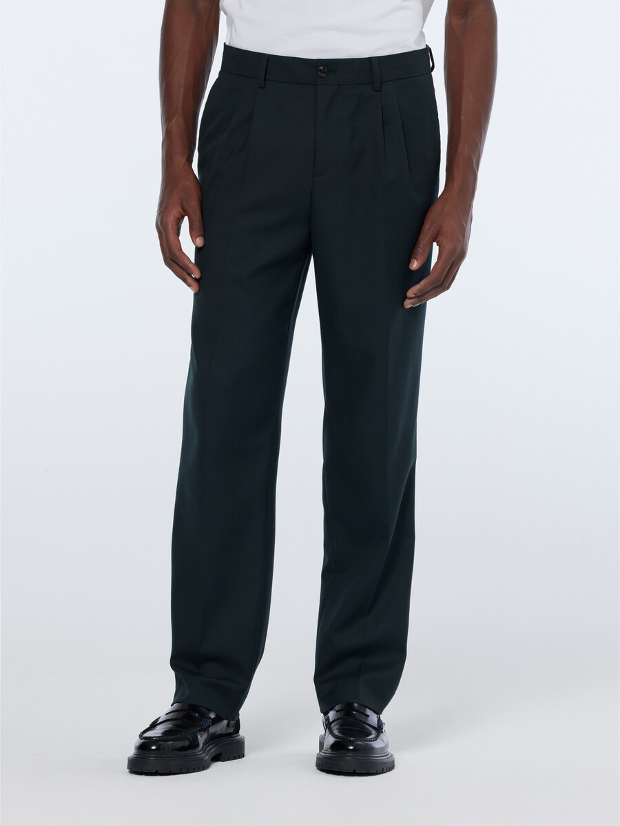 pantalón chino plisado de corte recto y relajado