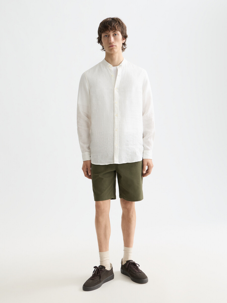 essentials — camisa de lino con cuello alto