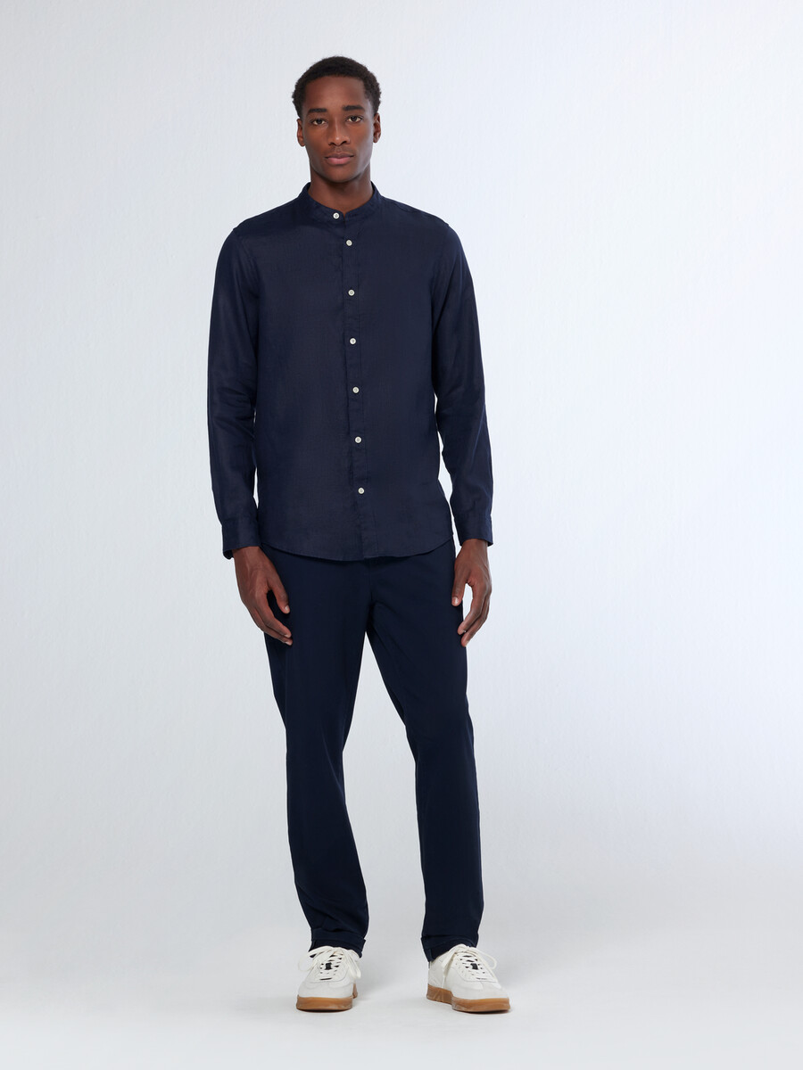 essentials — camisa de lino con cuello alto