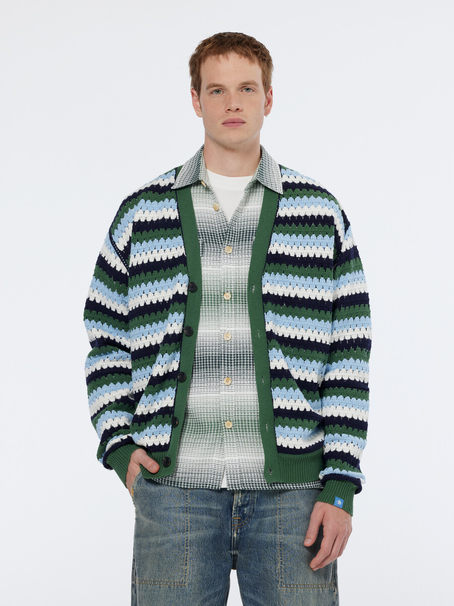 cárdigan de crochet con hombros caídos
