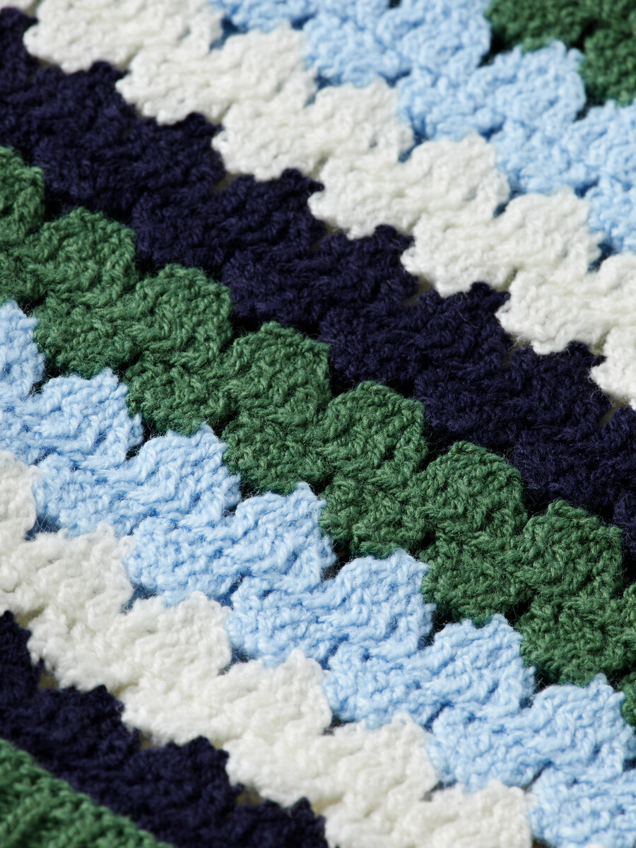 cárdigan de crochet con hombros caídos