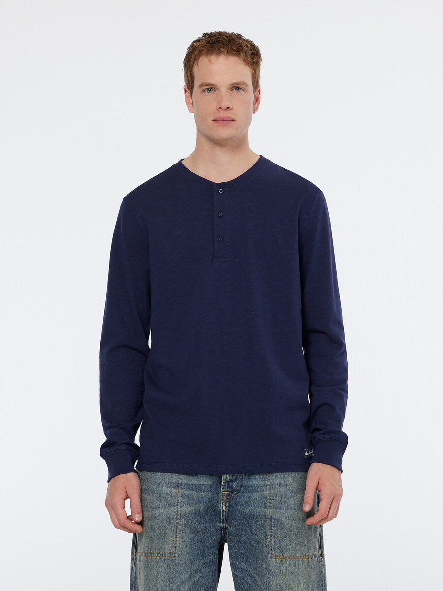 camiseta de manga larga de corte regular con cuello henley flameado