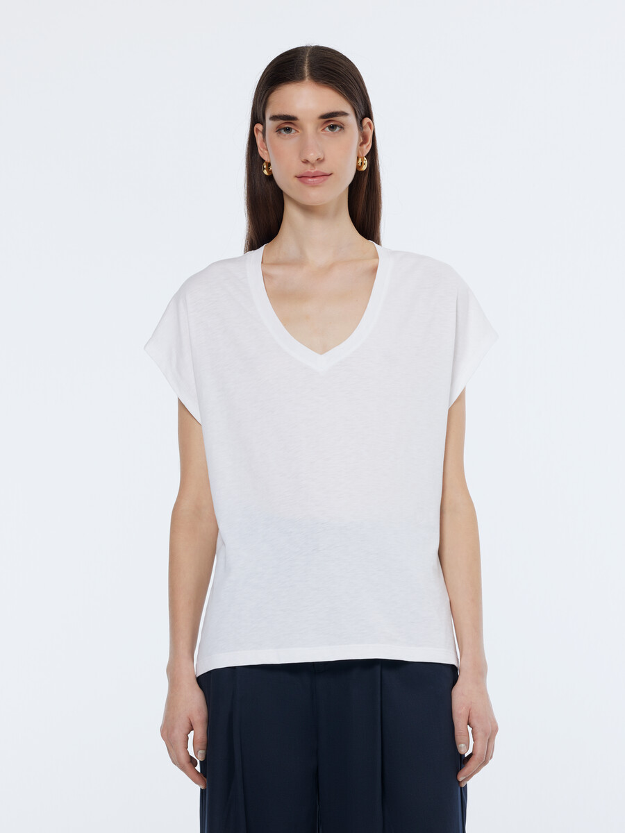 essentials — camiseta flameada con cuello en v