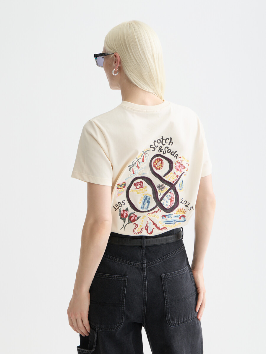 camiseta de corte regular con estampado lavado del 40.º aniversario